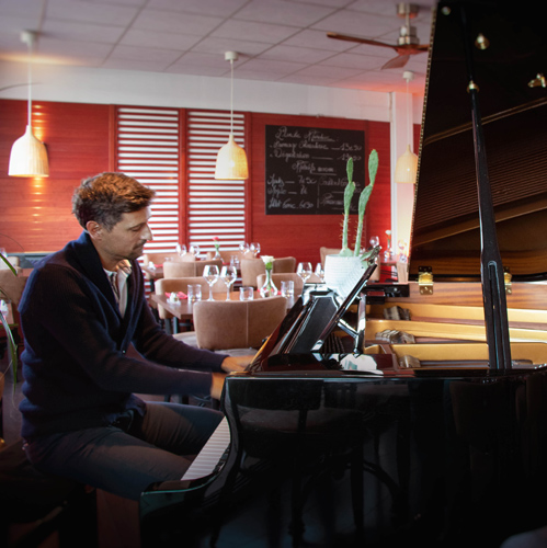 3 caesar restaurant piano live